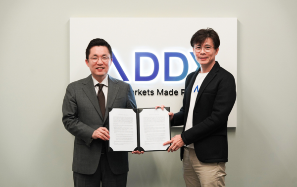 부산디지털자산거래소 김상민 대표이사(왼쪽)와 ADDX 대니 토 최고경영자(CEO)가 지난 18일 양해각서를 체결 후 기념 촬영을 하고 있다. 부산디지털자산거래소 제공