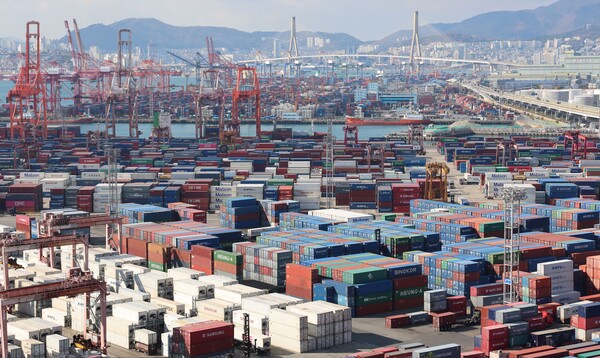 On the 29th of last month, Busan’s Sinseondae, Gamman, and Singamman wharves were filled with export and import cargo. Provided by Busan Port Authority