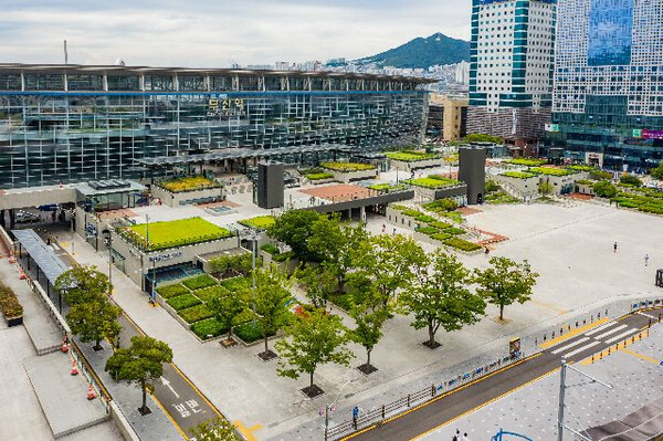 The 'Dino Lab B Center', which supports blockchain and fintech startups, opened on the 13th. View of the Eurasia Platform at Busan Station. Busan Ilbo DB