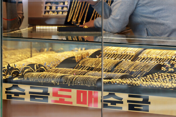 As the uncertainty of Donald Trump's tariff policy continues, causing dollar weakness, international gold prices have reached a new all-time high, recording around $3,200 per ounce (approximately 4.55 million won). The photo shows a precious metal store in Jongno-gu, Seoul. Yonhap News