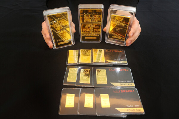 With the unpredictable tariff policy of U.S. President Donald Trump, global economic uncertainty is maximized, and investors' 'safe-asset preference' phenomenon is becoming increasingly clear. Gold bars displayed at the Korea Gold Exchange's Jongno branch in Seoul. Yonhap News