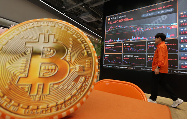 More than half of domestic adults have invested in virtual assets such as Bitcoin. The photo shows the Bitcoin price displayed on the electronic board at the Bithumb Lounge in Seocho-gu, Seoul. Yonhap News