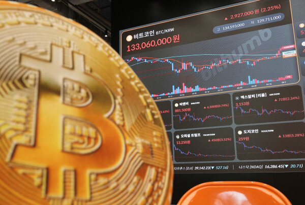 Bitcoin reclaimed the $90,000 level for the first time in a month and a half on the electronic display at the Bithumb Lounge in Seocho-gu, Seoul on the 23rd of last month. Yonhap News