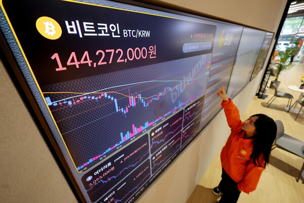 Globally, various attempts are being made for digital assets to be used as a means of currency. However, domestic authorities define coins as assets rather than currency, creating a situation where legal regulations are hindering progress. The photo shows the real-time Bitcoin price displayed on the electronic board at the Bithumb Lounge Gangnam branch in Seocho-gu, Seoul, on the 9th when Bitcoin recovered to the 100,000 dollar range. Yonhap News
