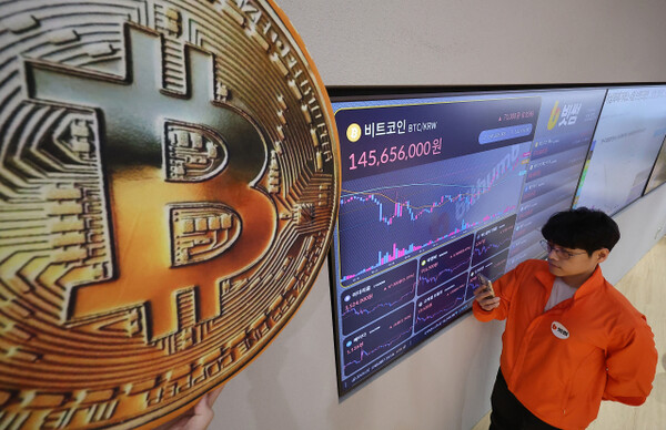 After Donald Trump was elected president, the cryptocurrency market experienced a bull market, and the domestic coin market capitalization exceeded 100 trillion won. The photo shows the Bitcoin price displayed on the electronic board at the Bithumb Lounge Gangnam branch in Seocho-gu, Seoul on the 12th. Yonhap News