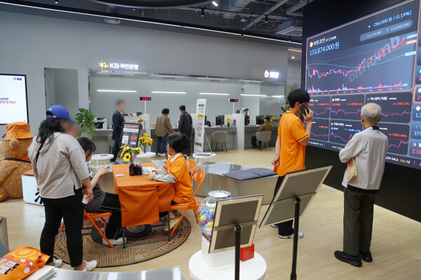 This year, the trading volume of stablecoins at domestic cryptocurrency exchanges in the first quarter approached 57 trillion won. The photo shows the Bithumb Lounge Gangnam branch busy with consultation work. Yonhap News