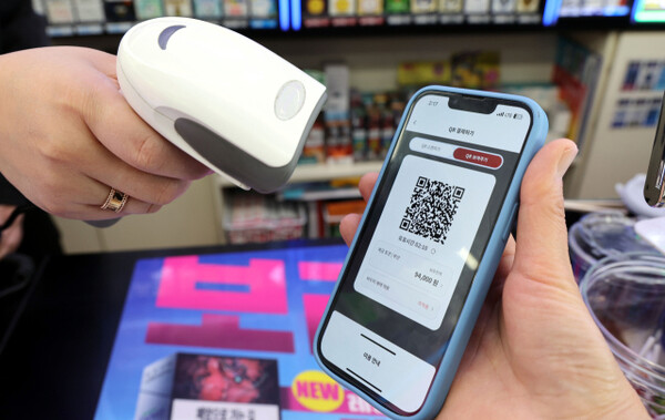 On April 1st, a user is paying with 'Central Bank Digital Currency (CBDC)' at a Seven Eleven convenience store in Busan. Busan Ilbo DB