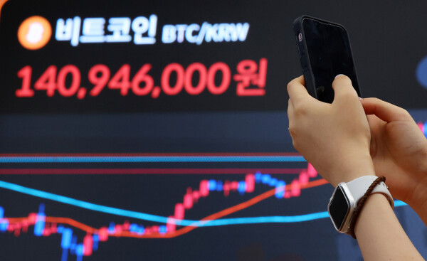 사진은 비트코인이 10만 달러 아래로 떨어진 지난 23일 서울 서초구 빗썸라운지 강남본점 스크린에 시세가 원화로 표시된 모습. 연합뉴스