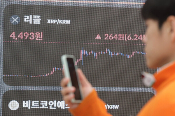 Photo shows real-time cryptocurrency trading prices at the Bithumb Lounge Gangnam branch in Seocho-gu, Seoul on the 16th when XRP prices surged. Yonhap News