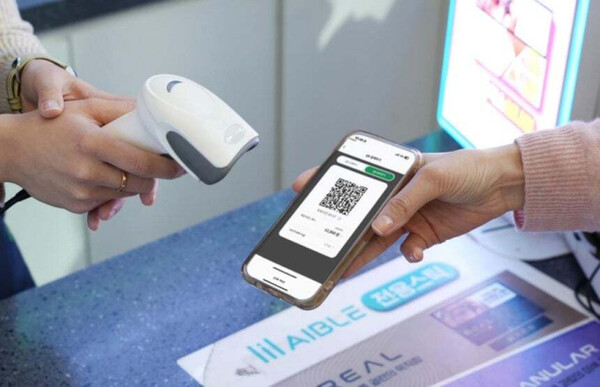 A scene of using digital currency related to the Bank of Korea's CBDC project at a Seven Eleven convenience store. Provided by Seven Eleven
