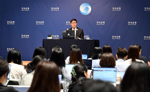 Lee Chang-yong, Governor of the Bank of Korea, speaking at a press conference on the monetary policy committee's interest rate decision held at the Bank of Korea in Jung-gu, Seoul on the 29th. Yonhap News