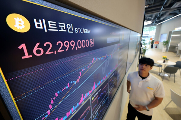 서울 서초구 빗썸라운지 강남 본점 현황판에 비트코인 시세가 표시된 모습. 연합뉴스