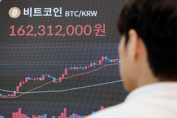 비트코인이 신고가를 경신했던 지난 14일 서울 서초구 빗썸라운지 강남 본점 현황판에 시세가 표시된 모습. 연합뉴스