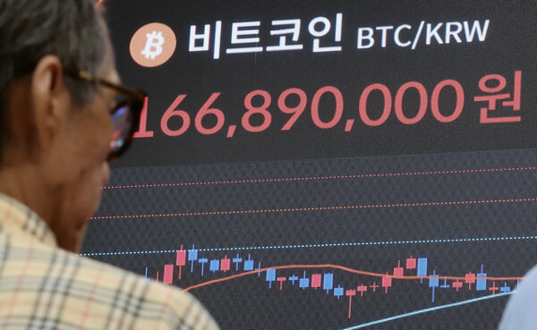 On the day when Bitcoin price reached an all-time high based on domestic virtual asset exchanges, the Bitcoin exchange rate is displayed on the status board at the Bithumb Lounge Gangnam headquarters in Seocho-gu, Seoul. On this day, the Bitcoin price at Upbit and Bithumb recorded 167 million won around 2:10 PM, which is the highest price since the establishment of these two exchanges. Yonhap News