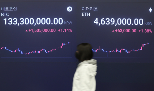 지난달 15일 서울 강남구 업비트 라운지 전광판에 비트코인을 비롯한 주요 가상자산 시세가 표시돼 있다. 연합뉴스